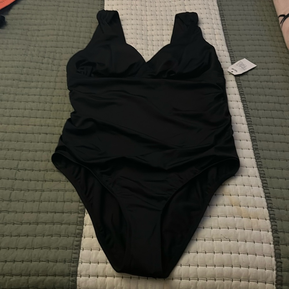 Time and Tru Women's and Women’s Plus Plunge V Neck One Piece Swimsuit